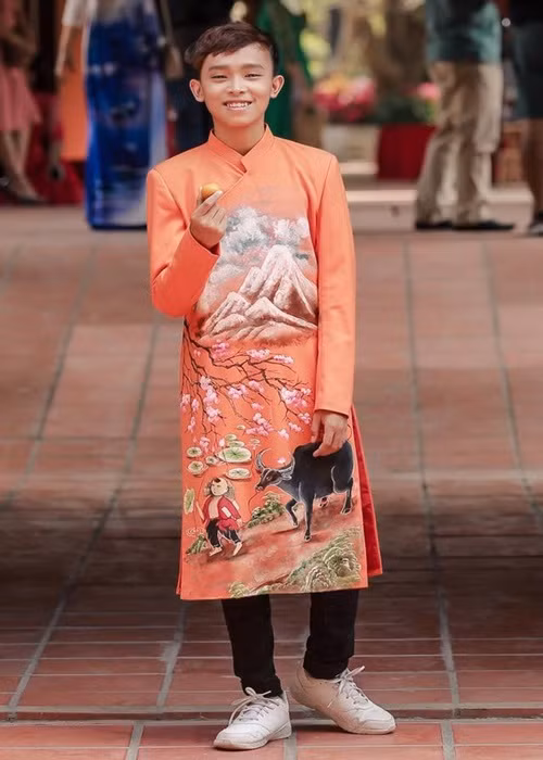 Hồ Văn Cường nhắc đến sự hỗ trợ của mẹ nuôi khi em vỡ giọng: “Cái cảm giác bị khán giả chê hát không còn hay nữa, hát bị chênh phô nó buồn tủi lắm. Mẹ Nhung đã an ủi, động viên em rất nhiều. Mẹ chỉ cho em cách điều chỉnh giọng hát sau khi vỡ giọng. Mẹ cũng hướng dẫn em cách lấy hơi, hát sao cho không còn phô nữa. Đến giờ thì em đã vượt qua áp lực tâm lý này rồi".