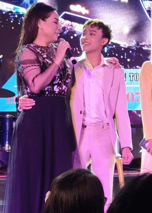 Trong 5 năm qua, Hồ Văn Cường không phải là gương mặt quá hot. Theo anh Quang Chí, khi đoạt quán quân, cát-sê của Hồ Văn Cường chỉ ở mức 30 triệu đồng/show. Sau này, khi đi diễn với Phi Nhung, cát-sê của Hồ Văn Cường chỉ 10 triệu đồng/show.