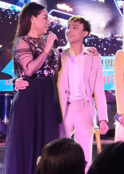 Trong 5 năm qua, Hồ Văn Cường không phải là gương mặt quá hot. Theo anh Quang Chí, khi đoạt quán quân, cát-sê của Hồ Văn Cường chỉ ở mức 30 triệu đồng/show. Sau này, khi đi diễn với Phi Nhung, cát-sê của Hồ Văn Cường chỉ 10 triệu đồng/show.