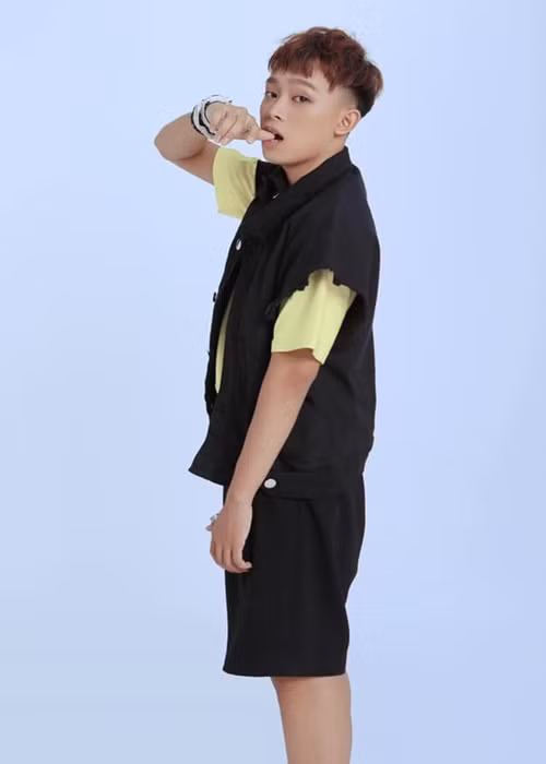 Đáng chú ý, phía Trang Trần livestream cho hay, người quản lý và công ty từ lâu muốn đuổi Hồ Văn Cường nếu như không có Phi Nhung bao bọc. Từ chia sẻ của Trang Trần và quản lý cũ của Phi Nhung, nhiều người đặt nghi vấn mối quan hệ giữa Hồ Văn Cường và công ty quản lý không mấy tốt đẹp.