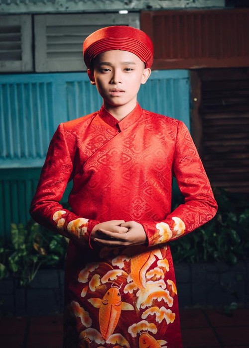 Trước sự im lặng của Hồ Văn Cường, quản lý cũ của Phi Nhung đặt nghi vấn nam ca sĩ “ăn tiền” bán đứng mẹ nuôi. Người này viết: “Hay là Cường ơi, con được hưởng lợi gì từ những lời hứa hẹn. Rằng sẽ xây nhà cho con, cho con tiền? Nhưng cuộc đời này làm gì có gì dễ dàng đến thế hả Cường? Mẹ đẻ, mẹ nuôi con, những người thương con, vì con mà lao tâm khổ tứ, con còn không thương xót bảo vệ cho họ? Lẽ nào Nhung nuôi nấng, chăm sóc nhầm người rồi? Lẽ nào sau giọng hát thăng hoa lại là tâm hồn toan tính, coi vật chất hơn cả tình thân, tình người?”.