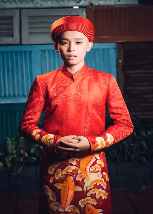 Trước sự im lặng của Hồ Văn Cường, quản lý cũ của Phi Nhung đặt nghi vấn nam ca sĩ “ăn tiền” bán đứng mẹ nuôi. Người này viết: “Hay là Cường ơi, con được hưởng lợi gì từ những lời hứa hẹn. Rằng sẽ xây nhà cho con, cho con tiền? Nhưng cuộc đời này làm gì có gì dễ dàng đến thế hả Cường? Mẹ đẻ, mẹ nuôi con, những người thương con, vì con mà lao tâm khổ tứ, con còn không thương xót bảo vệ cho họ? Lẽ nào Nhung nuôi nấng, chăm sóc nhầm người rồi? Lẽ nào sau giọng hát thăng hoa lại là tâm hồn toan tính, coi vật chất hơn cả tình thân, tình người?”.