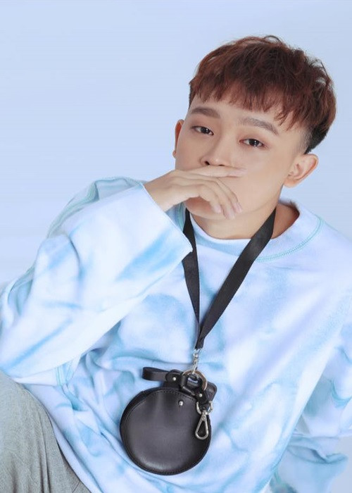 Sau khi Phi Nhung qua đời, Hồ Văn Cường trở thành tâm điểm của dư luận vì rộ tin đồn giọng ca 18 tuổi nhờ bà Phương Hằng đòi giùm cát-sê trong 5 năm do quản lý của Phi Nhung giữ. Về phía Hồ Văn Cường, em vẫn chưa lên tiếng.