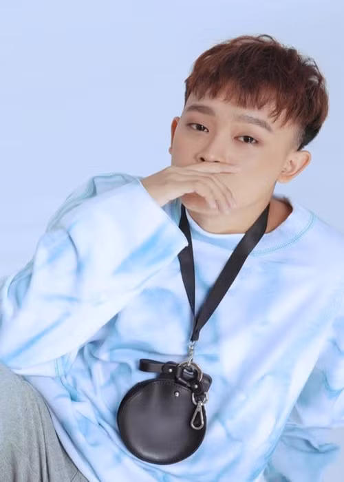 Sau khi Phi Nhung qua đời, Hồ Văn Cường trở thành tâm điểm của dư luận vì rộ tin đồn giọng ca 18 tuổi nhờ bà Phương Hằng đòi giùm cát-sê trong 5 năm do quản lý của Phi Nhung giữ. Về phía Hồ Văn Cường, em vẫn chưa lên tiếng.