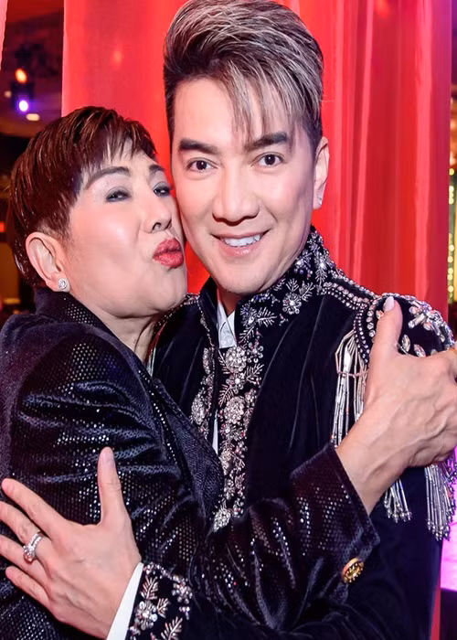 Trên trang cá nhân, bầu show Liên Phạm không ít lần công khai hình ảnh bên Đàm Vĩnh Hưng. Ảnh: Dân Việt