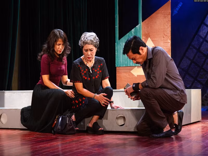 Theo Người đưa tin, bố Sơn của “Về nhà đi con” yêu sân khấu đến cực đoan. Nam nghệ sĩ tôn thờ vẻ đẹp mực thước của kịch cổ điển và chán chường khi kịch nói mai một, bị khán giả quay lưng. Sau này dù nổi tiếng khi đóng phim truyền hình, ông vẫn đam mê sân khấu. Nam nghệ sĩ bày tỏ: "Nơi đó là tình yêu thiêng liêng không thể thay đổi được đối với tôi". Ảnh: Vietnamnet