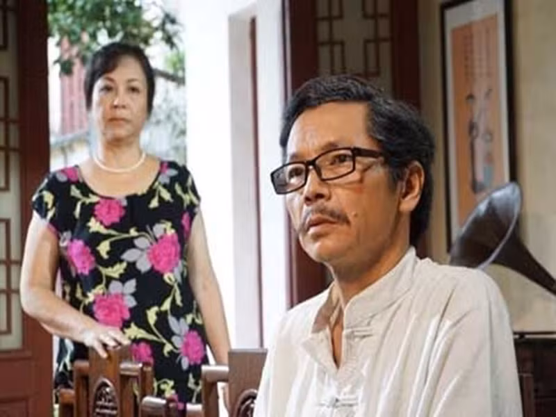 Trung Anh có hàng trăm vai diễn lớn nhỏ trên truyền hình. Nhiều vai diễn của ông có đời sống khắc khổ, chiều sâu nội tâm. Trung Anh từng đóng Thập trong “Những đứa con của làng” , nhà thơ Xuân Ngô trong “Những công dân tập thể”, ông Minh trong “Hôn nhân trong ngõ hẹp”. Ảnh: Vietnamnet