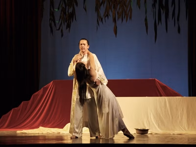 Trên sân khấu mà nghệ sĩ Trung Anh coi là “thánh đường”, ông thường đóng những vai xù xì, phức tạp về nội tâm. Các vai diễn này không thể làm khó được nghệ sĩ Trung Anh bởi lối diễn xuất của ông có chiều sâu, đài từ đẹp. Ảnh: Phụ nữ TP HCM