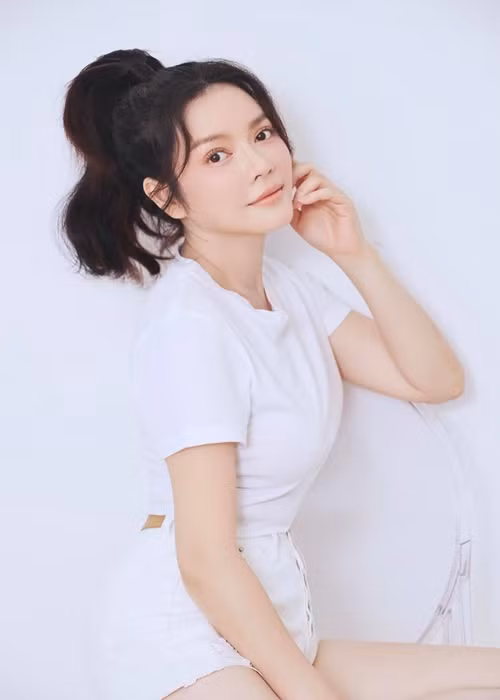 Có lẽ chỉ khi ở nhà, Lý Nhã Kỳ mới chuộng váy, quần short ngắn như vậy.