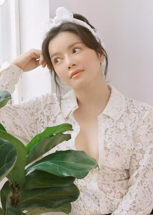 Lý Nhã Kỳ cho hay: “Từ “cua trai” không dành cho cuộc đời tôi và trong hạnh phúc của tôi. Tôi biết giá trị của mình và mỗi ngày tôi đang làm cho giá trị mình cao hơn, ý nghĩa hơn bằng sự cố gắng, nỗ lực tạo thêm nhiều thành tựu trong sự nghiệp và đóng góp nhiều hơn cho cộng đồng. Từ nhỏ đến hiện tại tôi chưa phải cua trai vì nó luôn là ở phía ngược lại. Bên cạnh đó tôi nghĩ rằng mây tầng nào sẽ gặp mây tầng đó và tầng mây của tôi không phải cứ đẹp trai thôi là được, mà phải có những phẩm chất của một quý ông”.