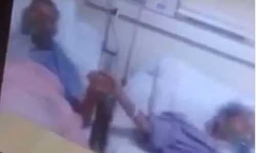 Xuc dong cai nam tay cua cap vo chong gia trong phong ICU