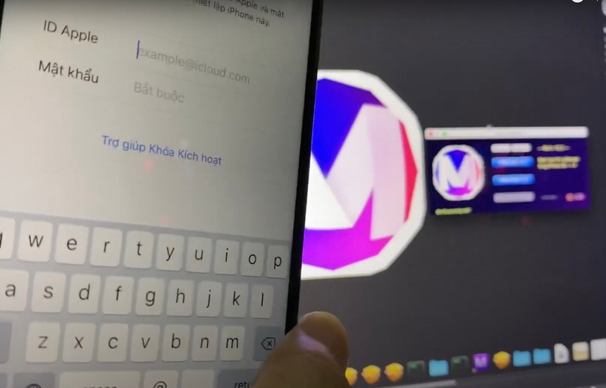 Nham Hoang Khang tung be khoa trai phep nhieu iPhone-Hinh-2