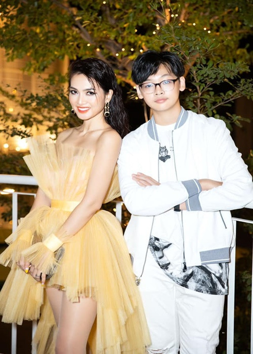 Minh Khoa tên thân mật là Tiểu Long. Ở tuổi 14, con trai Anh Thư có chiều cao gần 1m78.