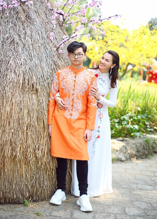 Tiểu Long thừa hưởng chiều cao khủng của bố mẹ. Anh Thư và chồng cũ đều là người mẫu. Ảnh: Thương hiệu và pháp luật