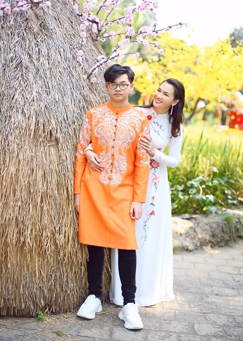 Tiểu Long thừa hưởng chiều cao khủng của bố mẹ. Anh Thư và chồng cũ đều là người mẫu. Ảnh: Thương hiệu và pháp luật