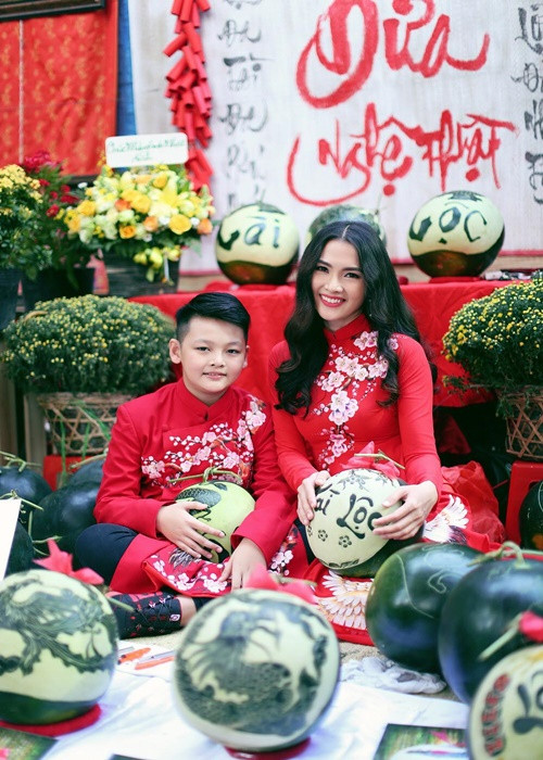 Nói về việc cho Tiểu Long theo đuổi nghệ thuật vì có lợi thế ngoại hình, Anh Thư cho hay: “Tôi nghĩ mọi thứ là tùy duyên, mình không thể ép buộc được. Nhưng tôi vẫn sẽ tôn trọng mọi quyết định của con trai và sẵn sàng ủng hộ con nếu con theo nghề”.