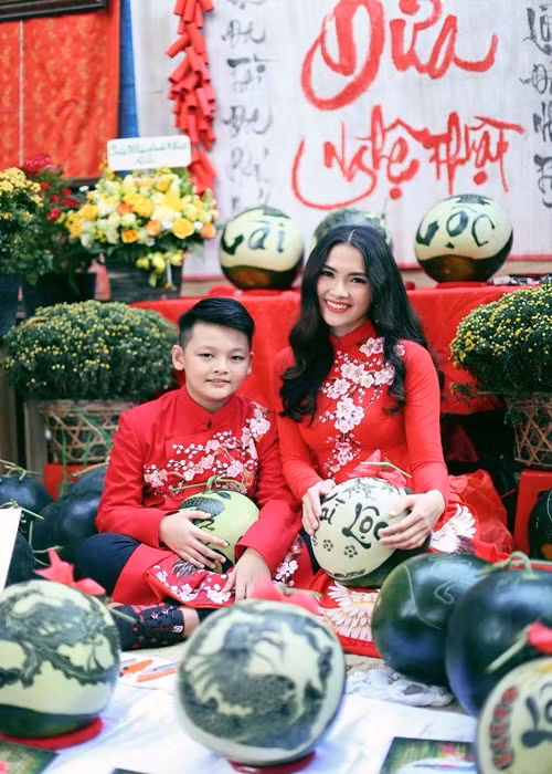 Nói về việc cho Tiểu Long theo đuổi nghệ thuật vì có lợi thế ngoại hình, Anh Thư cho hay: “Tôi nghĩ mọi thứ là tùy duyên, mình không thể ép buộc được. Nhưng tôi vẫn sẽ tôn trọng mọi quyết định của con trai và sẵn sàng ủng hộ con nếu con theo nghề”.