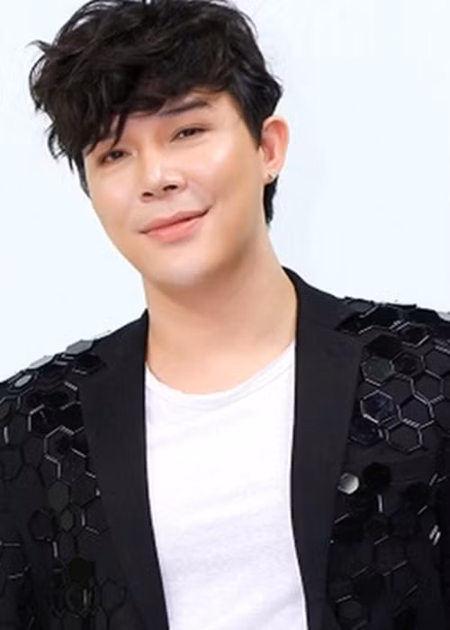 Nathan Lee chia sẻ về việc cộng sự muốn mời Hồ Văn Cường đầu quân cho một công ty giải trí lớn. Ảnh: Dân Việt