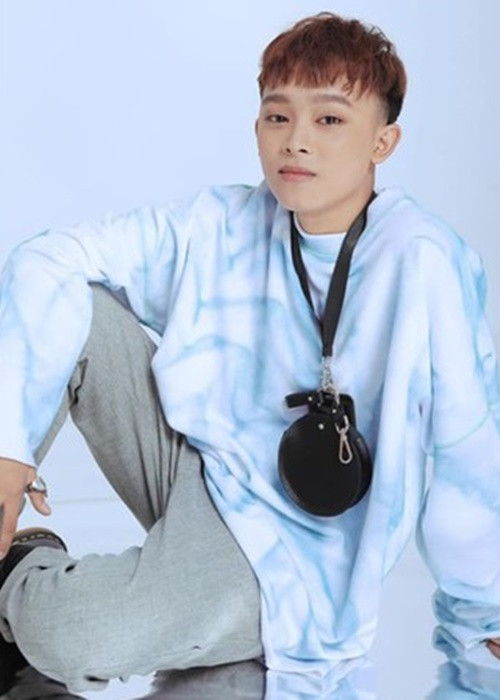 Cách đây không lâu, Hồ Văn Cường đã nhận đủ tiền cát-sê và 500 triệu Phi Nhung hứa tặng thêm. Ngoài ra, gia đình Hồ Văn Cường thống nhất sẽ ra ở riêng như nguyện vọng trước đây của nam ca sĩ. Trước thông tin được các doanh nhân hứa giúp đỡ, Hồ Văn Cường vẫn chưa lên tiếng. Ảnh: FB Hồ Văn Cường