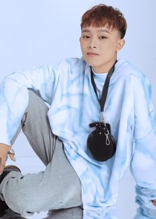 Cách đây không lâu, Hồ Văn Cường đã nhận đủ tiền cát-sê và 500 triệu Phi Nhung hứa tặng thêm. Ngoài ra, gia đình Hồ Văn Cường thống nhất sẽ ra ở riêng như nguyện vọng trước đây của nam ca sĩ. Trước thông tin được các doanh nhân hứa giúp đỡ, Hồ Văn Cường vẫn chưa lên tiếng. Ảnh: FB Hồ Văn Cường