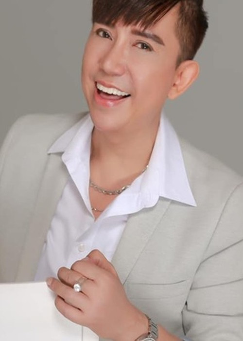 Long Nhật tiết lộ có một vị đại gia người Long Xuyên muốn giao cho Hồ Văn Cường căn nhà 5 tầng mặt đường ở quận Bình Thạnh khi nghe nói nam ca sĩ gọi điện thoại cho cô giáo tìm chỗ ở mới. Ảnh: FB Long Nhật