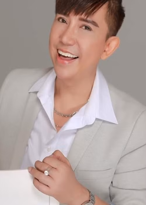 Long Nhật tiết lộ có một vị đại gia người Long Xuyên muốn giao cho Hồ Văn Cường căn nhà 5 tầng mặt đường ở quận Bình Thạnh khi nghe nói nam ca sĩ gọi điện thoại cho cô giáo tìm chỗ ở mới. Ảnh: FB Long Nhật