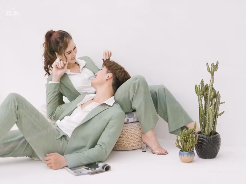 Hương Giang từng khoe được Đình Tú chăm sóc từ những thứ rất nhỏ nhặt, kể cả cắt móng tay, móng chân hay sấy tóc, luôn hỏi han khi đi đâu về. Ảnh: FB Hương Giang