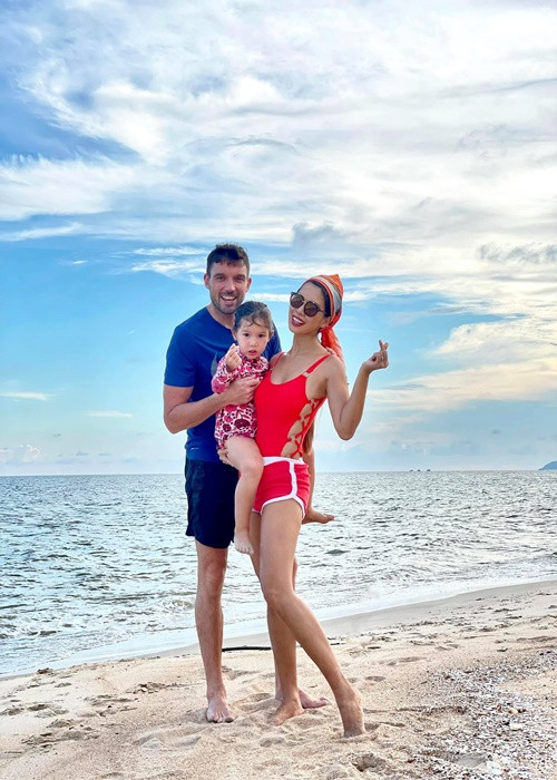 Vợ chồng Hà Anh cùng con gái bị kẹt ở Phú Quốc trong 3 tháng. Ảnh: Ảnh: FB Hà Anh