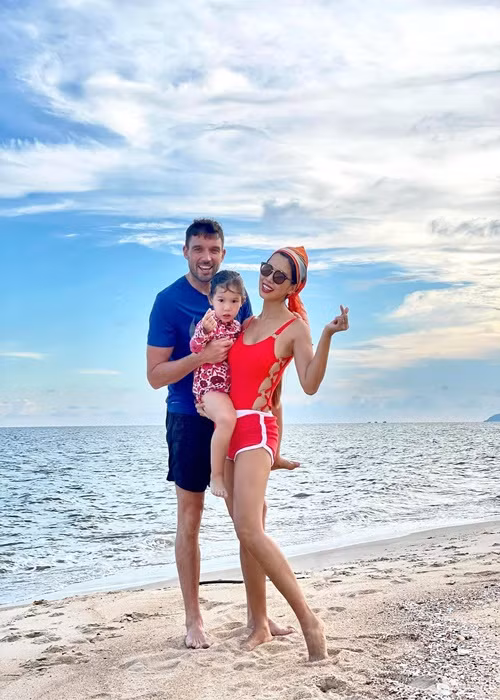 Vợ chồng Hà Anh cùng con gái bị kẹt ở Phú Quốc trong 3 tháng. Ảnh: Ảnh: FB Hà Anh