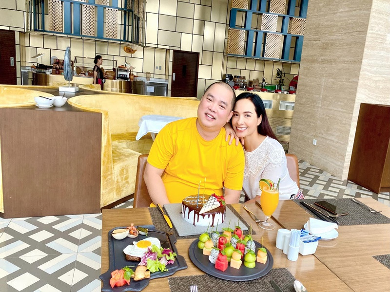 “Hơn 3 tháng gia đình mình ở trên đảo, rời xa phố xá đông đúc tiện nghi, sống an nhiên giữa biển trời, Hạnh càng cảm nhận sâu sắc hơn về lối sống giản dị, biết đủ, biết hài lòng với những gì mình có. Không thể đưa nàng Suli đi cắt tóc thì mẹ cắt tóc cho nàng bằng cây kéo văn phòng. Bố Khang muốn ăn lẩu gà rượu nếp thì mẹ tự tay ủ rượu, không có gạo ngon nhưng ủ được thành cơm rượu là mình vui lắm. Ngỡ là thiếu thốn mà vẫn đủ đầy theo cách thật riêng”, Thúy Hạnh kể lại những tháng ngày ở Phú Quốc. Ảnh: FB Thúy Hạnh