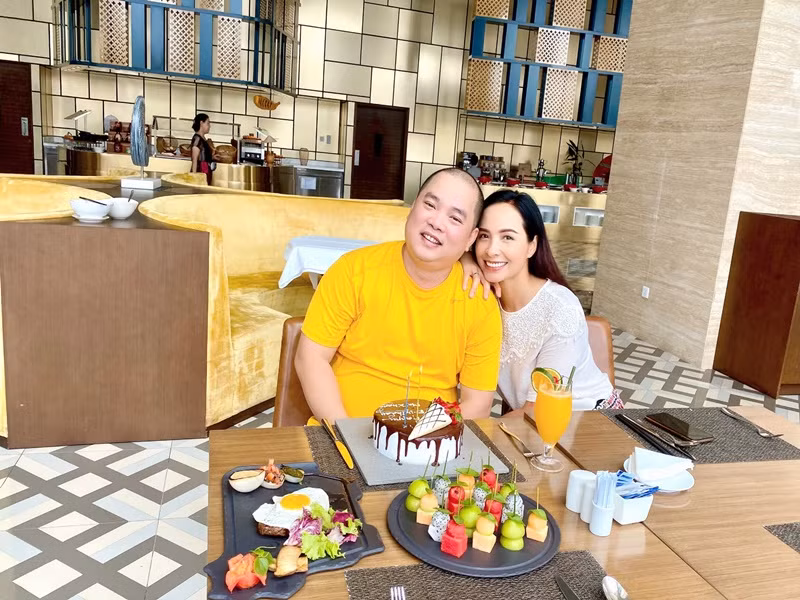 “Hơn 3 tháng gia đình mình ở trên đảo, rời xa phố xá đông đúc tiện nghi, sống an nhiên giữa biển trời, Hạnh càng cảm nhận sâu sắc hơn về lối sống giản dị, biết đủ, biết hài lòng với những gì mình có. Không thể đưa nàng Suli đi cắt tóc thì mẹ cắt tóc cho nàng bằng cây kéo văn phòng. Bố Khang muốn ăn lẩu gà rượu nếp thì mẹ tự tay ủ rượu, không có gạo ngon nhưng ủ được thành cơm rượu là mình vui lắm. Ngỡ là thiếu thốn mà vẫn đủ đầy theo cách thật riêng”, Thúy Hạnh kể lại những tháng ngày ở Phú Quốc. Ảnh: FB Thúy Hạnh