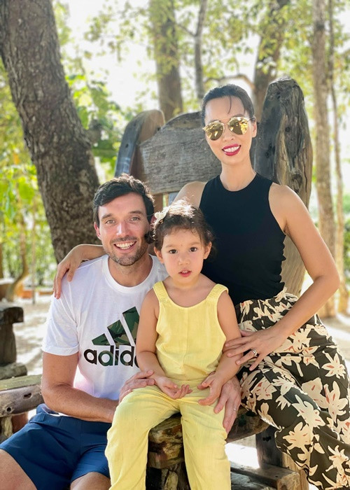 Hà Anh chia sẻ: “Đây là thời điểm chúng mình phải tạm biệt nhau để trở về với gia đình và công việc, bắt đầu công cuộc phát triển kinh tế cho đất nước”. Ảnh: FB Hà Anh