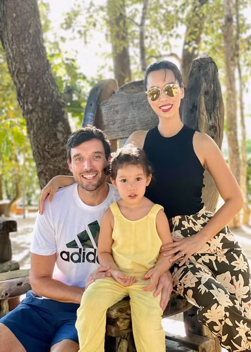 Hà Anh chia sẻ: “Đây là thời điểm chúng mình phải tạm biệt nhau để trở về với gia đình và công việc, bắt đầu công cuộc phát triển kinh tế cho đất nước”. Ảnh: FB Hà Anh