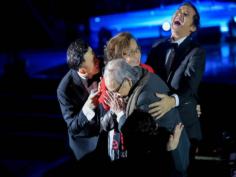 Trong liveshow “Dạ nguyệt” của Dương Triệu Vũ, Hoài Linh chia sẻ các căn bệnh di truyền từ bố mẹ. Ảnh: Dân Việt