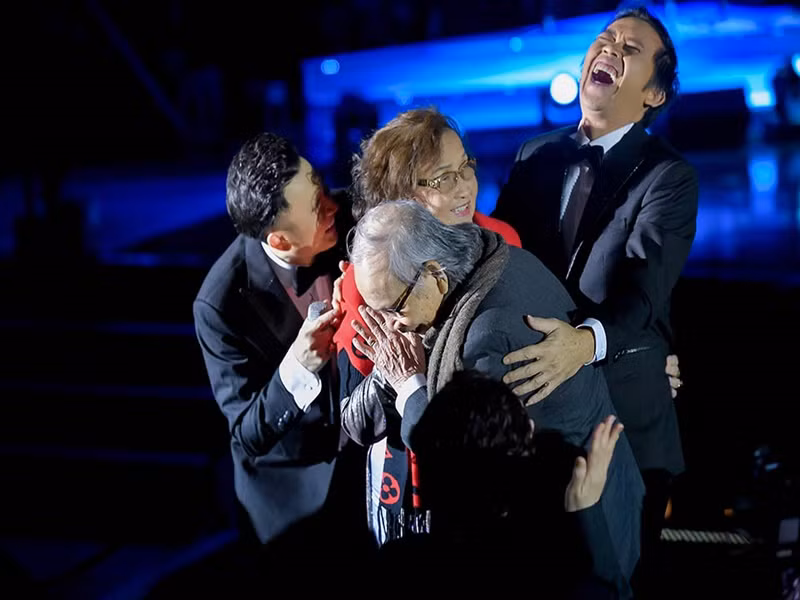 Trong liveshow “Dạ nguyệt” của Dương Triệu Vũ, Hoài Linh chia sẻ các căn bệnh di truyền từ bố mẹ. Ảnh: Dân Việt