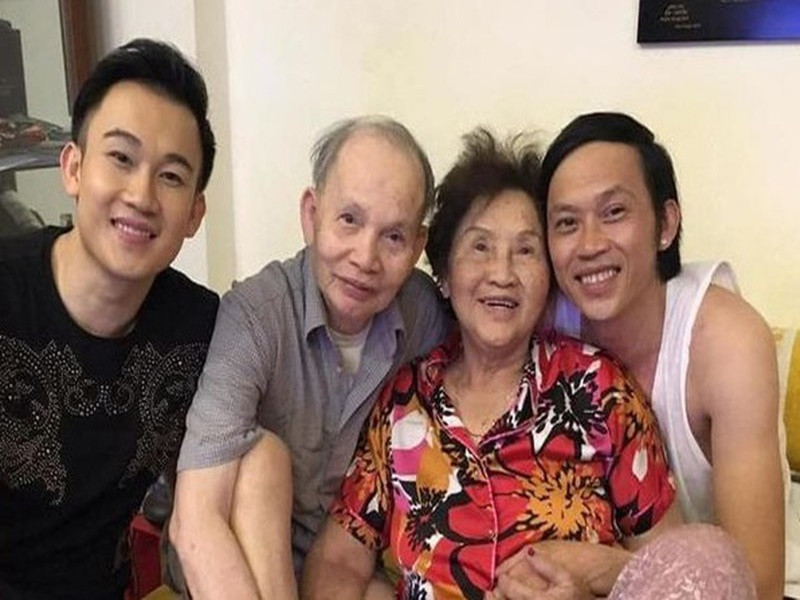 Dương Triệu Vũ bày tỏ ngưỡng mộ cuộc hôn nhân của bố mẹ. "Hơn 50 năm cưới nhau và 6 đứa con. Giờ vẫn không tách rời một giây phút, người này về Mỹ mà người kia ở lại là sẽ có người bệnh. Người này đi chơi mà không có người kia thì sẽ nhớ da diết chỉ muốn về", em trai Hoài Linh chia sẻ. Ảnh: Pháp luật Việt Nam