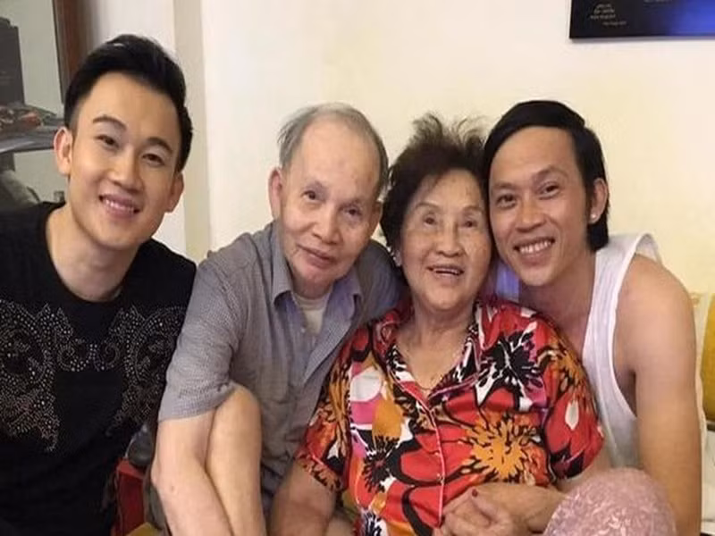 Dương Triệu Vũ bày tỏ ngưỡng mộ cuộc hôn nhân của bố mẹ. "Hơn 50 năm cưới nhau và 6 đứa con. Giờ vẫn không tách rời một giây phút, người này về Mỹ mà người kia ở lại là sẽ có người bệnh. Người này đi chơi mà không có người kia thì sẽ nhớ da diết chỉ muốn về", em trai Hoài Linh chia sẻ. Ảnh: Pháp luật Việt Nam