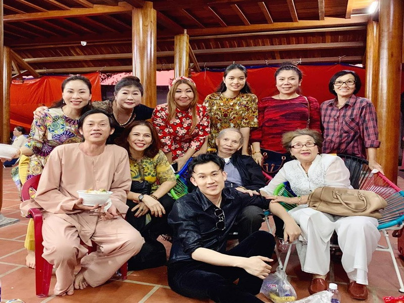 Dương Triệu Vũ và Hoài Linh có không ít khoảnh khắc quây quần bên bố mẹ. Trong ảnh, Dương Triệu Vũ đưa bố mẹ đến thăm nhà thờ Tổ nghiệp của Hoài Linh vào năm 2019. Ảnh: FB Dương Triệu Vũ