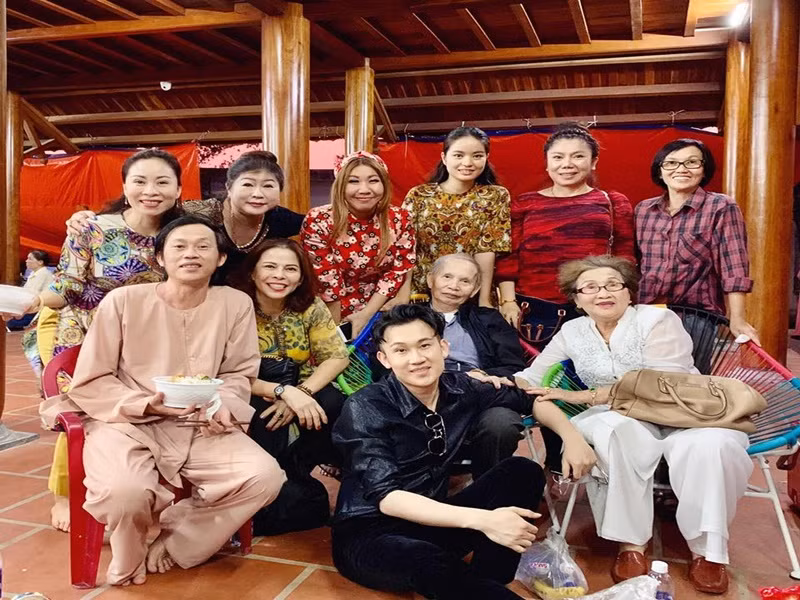 Dương Triệu Vũ và Hoài Linh có không ít khoảnh khắc quây quần bên bố mẹ. Trong ảnh, Dương Triệu Vũ đưa bố mẹ đến thăm nhà thờ Tổ nghiệp của Hoài Linh vào năm 2019. Ảnh: FB Dương Triệu Vũ