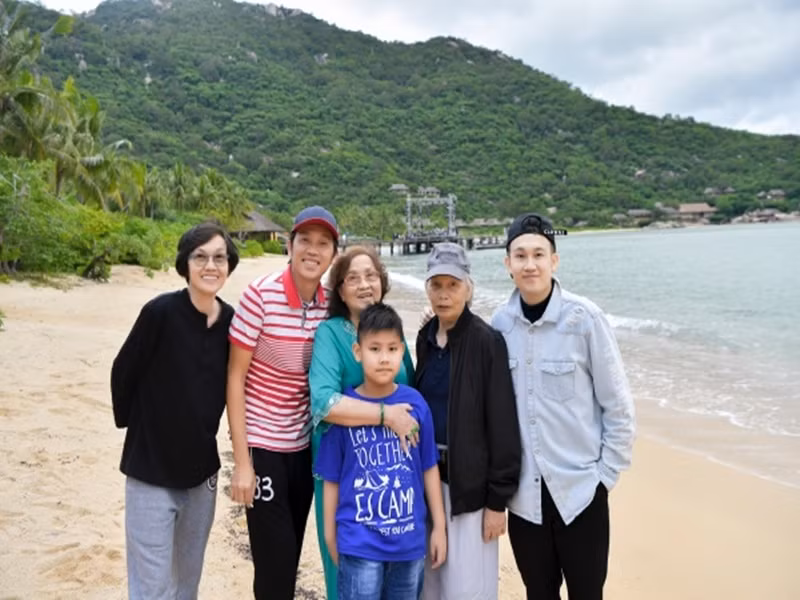 Dương Triệu Vũ và Hoài Linh bên bố mẹ trong chuyến du lịch Nha Trang hồi đầu năm 2021. Ảnh: FB Dương Triệu Vũ