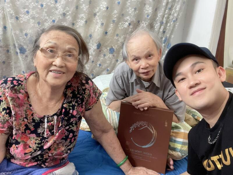 Đối với Dương Triệu Vũ, tài sản lớn nhất mà anh nhận được là sự giáo dục của bố mẹ. “Khi sinh tôi ra, dù gia đình đang khó khăn nhưng tôi không bao giờ cảm thấy thiếu thốn vì lúc nào tình yêu thương cũng tràn đầy”, Dương Triệu Vũ cho hay. Ảnh: FB Dương Triệu Vũ