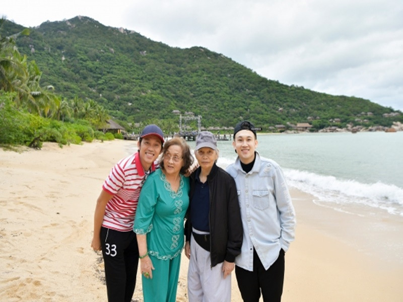 Dương Triệu Vũ từng gửi lời cảm ơn đến bố. “Nếu không có bố sẽ không có con. Bố đã nhẫn nại nuôi nấng con nên người. Con nhớ lúc con bị sốt bố đã chạy xe máy dưới mưa để tìm mua thuốc cho con. Bố luôn lo cho tính mạng của con hơn của chính mình. Cảm ơn bố đã cho con cuộc đời này”, nam ca sĩ bộc bạch. Ảnh: FB Dương Triệu Vũ