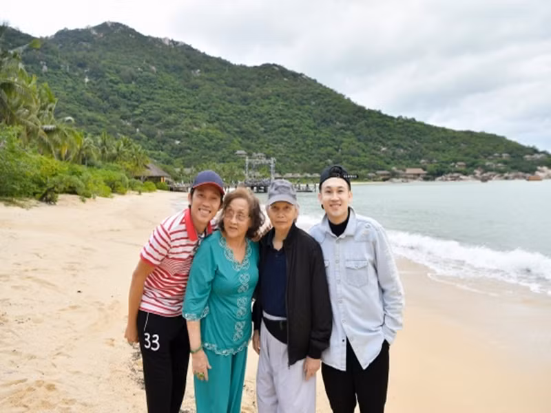 Dương Triệu Vũ từng gửi lời cảm ơn đến bố. “Nếu không có bố sẽ không có con. Bố đã nhẫn nại nuôi nấng con nên người. Con nhớ lúc con bị sốt bố đã chạy xe máy dưới mưa để tìm mua thuốc cho con. Bố luôn lo cho tính mạng của con hơn của chính mình. Cảm ơn bố đã cho con cuộc đời này”, nam ca sĩ bộc bạch. Ảnh: FB Dương Triệu Vũ