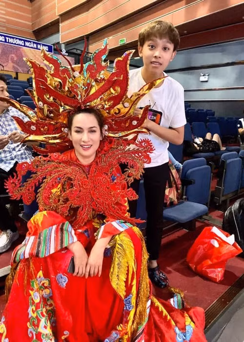 Thế nhưng cùng với ánh hào quang khi nổi tiếng quá sớm, Hồ Văn Cường phải đối mặt với không ít lùm xùm. Tháng 2/2021, Phi Nhung trách mắng Hồ Văn Cường mắc bệnh ngôi sao, lười biếng. Theo Phi Nhung, con nuôi ngoài đi học và đi hát là xuống nhà, còn lại ở trong phòng, không biết chào hỏi ai trong gia đình, không biết phụ các em trong một năm nay. Nhanh chóng, Hồ Văn Cường bị nhiều khán giả trách móc. Ảnh: FBNV