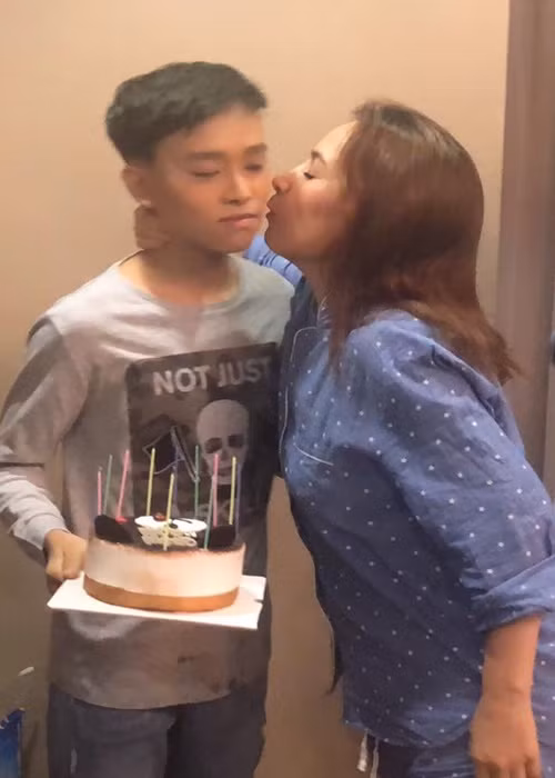 Giữa ồn ào, Hồ Văn Cường viết tâm thư xin lỗi mẹ nuôi. Em khẳng định bản thân không mắc bệnh ngôi sao. Hồ Văn Cường giãi bày rằng bản thân đôi khi muốn trò chuyện thân thiết với mẹ nuôi nhưng không được rồi dần trở nên khép kín và thích ở một mình. Ảnh: FBNV