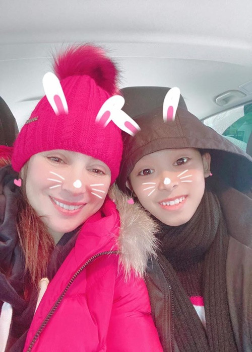 Chuyện đời tư của Hồ Văn Cường một lần nữa bị ảnh hưởng khi hacker Nhâm Hoàng Khang tung loạt tin nhắn của Hồ Văn Cường nói muốn thoát khỏi Phi Nhung vì cuộc sống ngột ngạt, muốn về quê sinh sống. Nam hacker đồng thời tố Phi Nhung lấy hết cát-sê của Hồ Văn Cường. Ảnh: FBNV