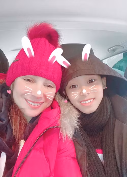 Chuyện đời tư của Hồ Văn Cường một lần nữa bị ảnh hưởng khi hacker Nhâm Hoàng Khang tung loạt tin nhắn của Hồ Văn Cường nói muốn thoát khỏi Phi Nhung vì cuộc sống ngột ngạt, muốn về quê sinh sống. Nam hacker đồng thời tố Phi Nhung lấy hết cát-sê của Hồ Văn Cường. Ảnh: FBNV