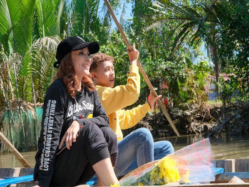 "Con không giỏi giao tiếp, không giỏi nói chuyện, có khi con cũng muốn được hòa nhập nhưng sự tự ti khiến con không thể hòa nhập với môi trường xung quanh", con nuôi Phi Nhung chia sẻ thêm. Lùm xùm sau đó lắng xuống khi mối quan hệ giữa Phi Nhung và Hồ Văn Cường tốt đẹp trở lại. Ảnh: FBNV