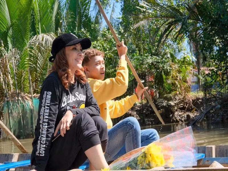 "Con không giỏi giao tiếp, không giỏi nói chuyện, có khi con cũng muốn được hòa nhập nhưng sự tự ti khiến con không thể hòa nhập với môi trường xung quanh", con nuôi Phi Nhung chia sẻ thêm. Lùm xùm sau đó lắng xuống khi mối quan hệ giữa Phi Nhung và Hồ Văn Cường tốt đẹp trở lại. Ảnh: FBNV