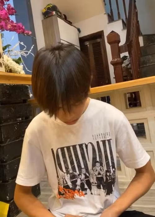 Trong livestream, bà Phương Hằng đòi quản lý của Phi Nhung trả lại cát-sê cho Hồ Văn Cường. Nữ doanh nhân này còn tuyên bố sẽ cho Hồ Văn Cường 500 triệu nếu như quản lý Phi Nhung nói rằng không liên quan đến Hồ Văn Cường. Sau chia sẻ của bà Hằng, Trang Trần đến tận nơi ở của Hồ Văn Cường để chất vấn có phải nam ca sĩ nhờ bà Hằng đòi giùm hay không. Trước những câu hỏi dồn dập của Trang Trần, Hồ Văn Cường chỉ cúi gằm mặt, không nói một lời nào. Ảnh: Công lý và xã hội